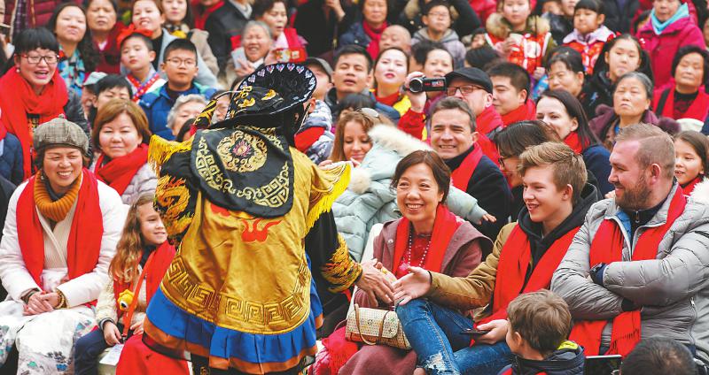 10 семей из стран вдоль «Одного пояса, одного пути» вместе с жителями города Чэнду отметили китайский Новый год