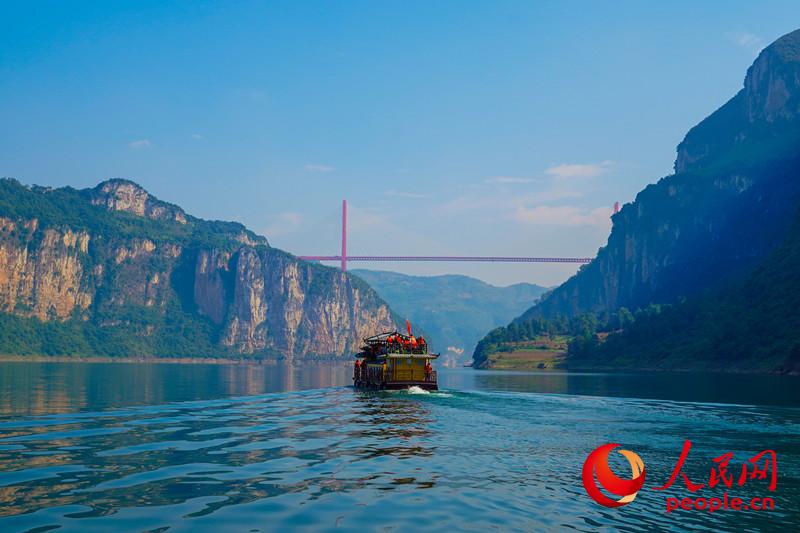 Иностранные СМИ краткосрочного курса Информационной сети «Пояса и пути» совершили экскурсию на реке Уцзян