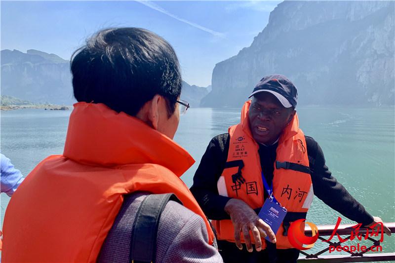 Иностранные СМИ краткосрочного курса Информационной сети «Пояса и пути» совершили экскурсию на реке Уцзян
