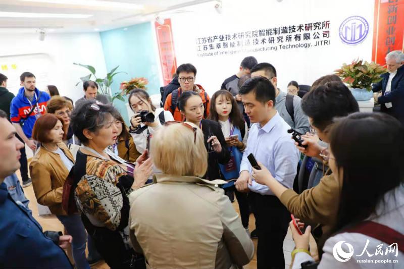 Участники краткосрочного курса Информационной сети «Один пояс, один путь» посетили новый район Цзянбэй в Нанкине