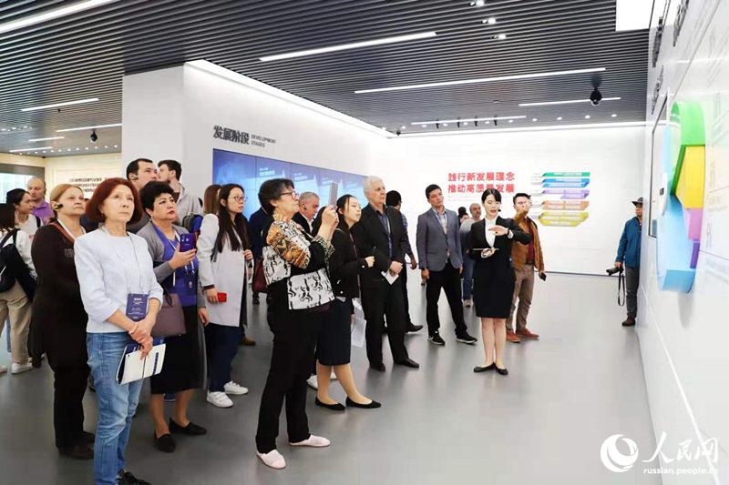 Участники краткосрочного семинара по программе Информационной сети «Один пояс, один путь» посетили Сучжоуский промпарк