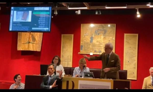 Китаянка купила два тома рукописей «Энциклопедии Юнлэ» на парижском аукционе за 8,12 млн евро