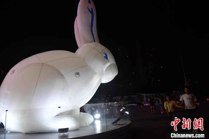 В китайском городе Чэнду открылась тематическая выставка прохладительных напитков бренда «WhiteRabbit»