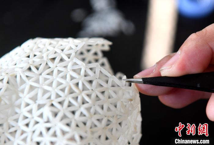 Китайский мастер создает скульптуры из рисовых зерен