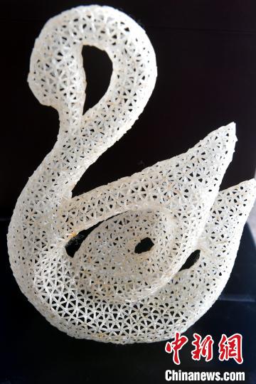 Китайский мастер создает скульптуры из рисовых зерен