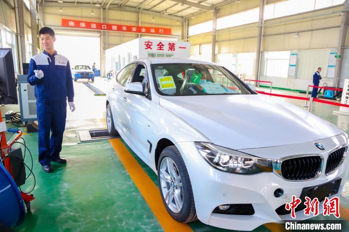 Первый специальный грузовой поезд с автомобилями «БМВ» приехал с польской станции Малашевичи в китайский город Чэнду 