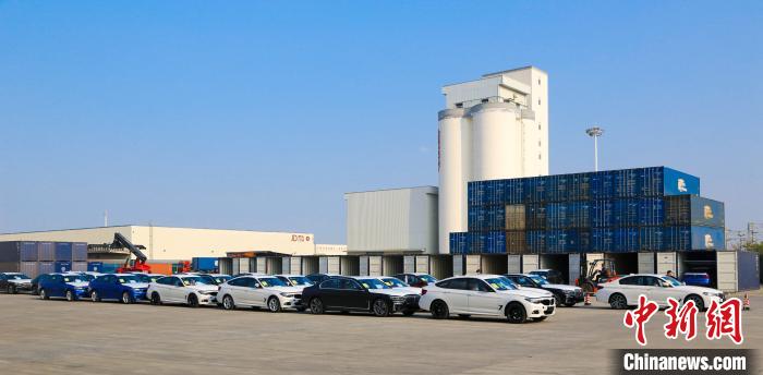 Первый специальный грузовой поезд с автомобилями «БМВ» приехал с польской станции Малашевичи в китайский город Чэнду 