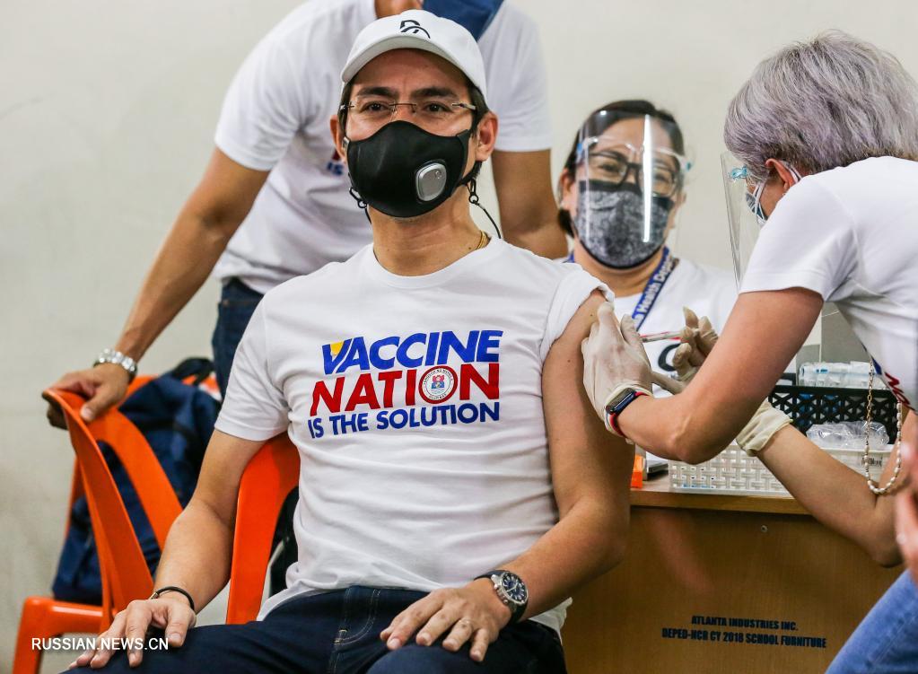 Мэр Манилы привился от COVID-19 вакциной китайской компании Sinovac