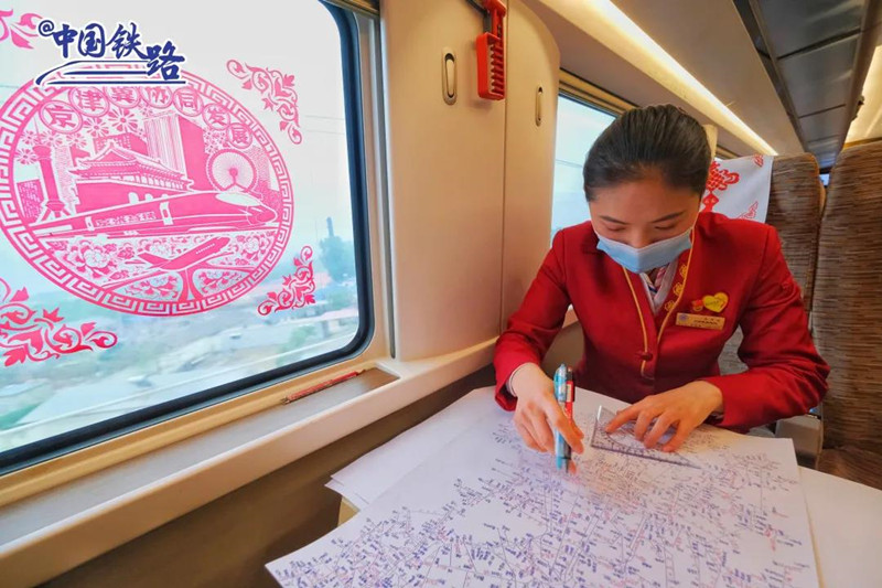 Китайская проводница ВСЖД нарисовала по памяти железнодорожную схему страны за 90 минут