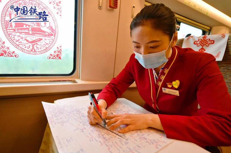 Китайская проводница ВСЖД нарисовала по памяти железнодорожную схему страны за 90 минут