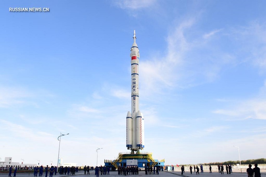 Пилотируемый космический корабль и ракета-носитель для выполнения миссии 