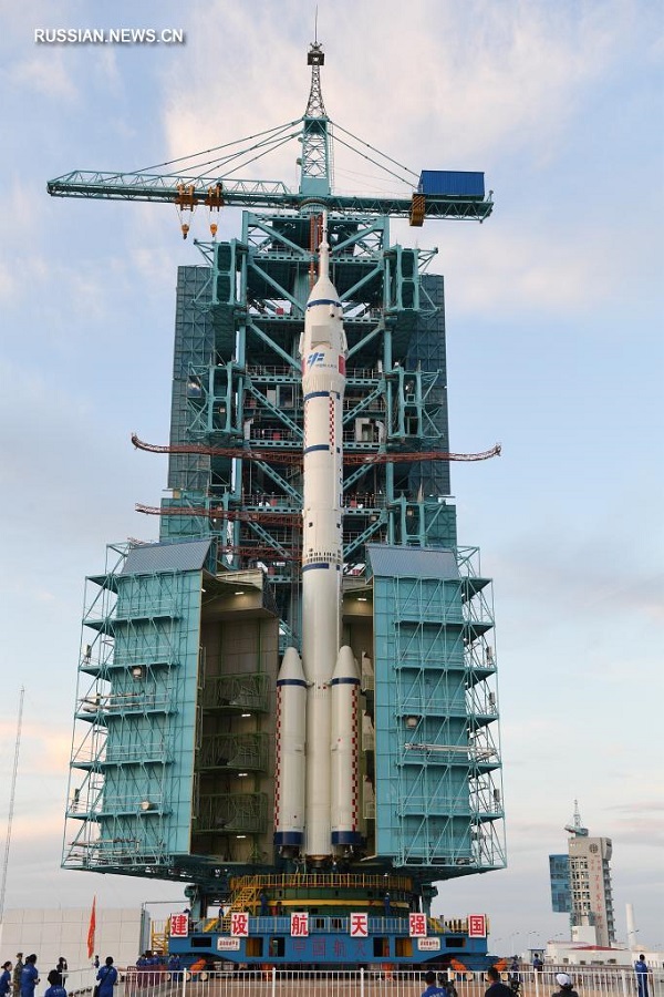 Пилотируемый космический корабль и ракета-носитель для выполнения миссии 