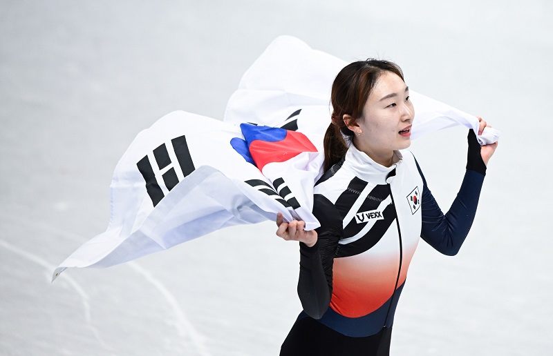 Шорт-трекистка Чхве Мин Чжон из Республики Корея защитила титул олимпийской чемпионки на дистанции 1500 м