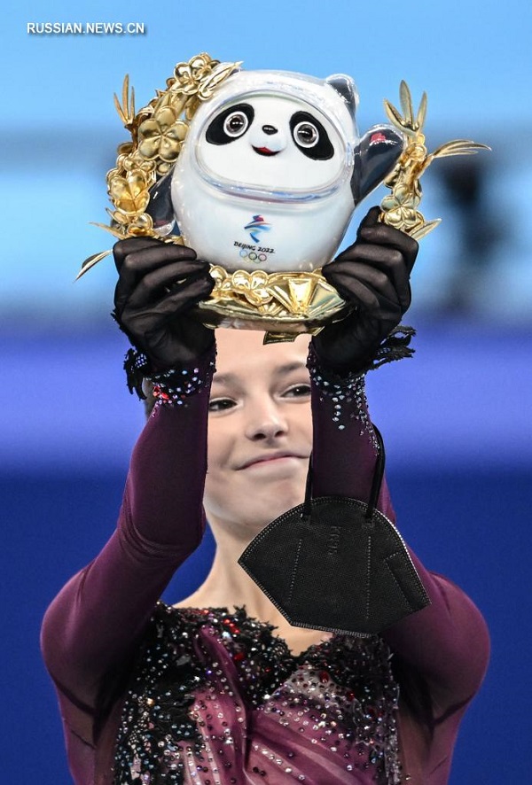 Российская фигуристка А. Щербакова стала чемпионкой в женском одиночном катании на зимней Олимпиаде в Пекине