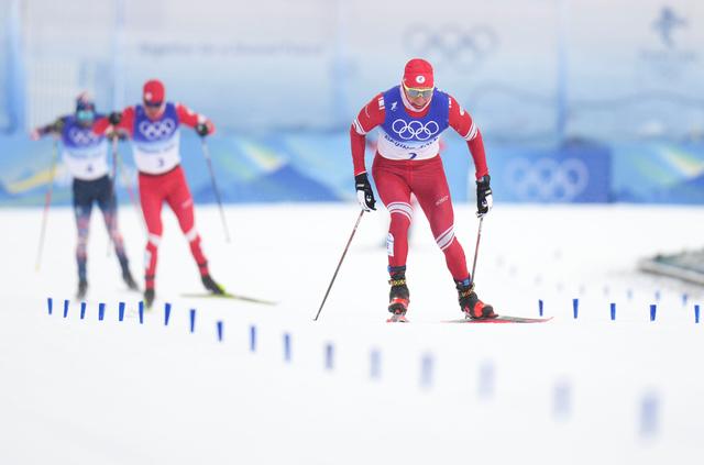 Российский лыжник Большунов выиграл масс-старт и стал трехкратным олимпийским чемпионом