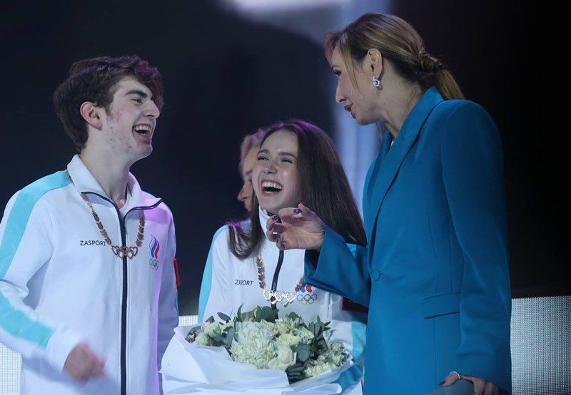 Валиеву и других выигравших командный турнир ОИ фигуристов наградили колье с сердцами