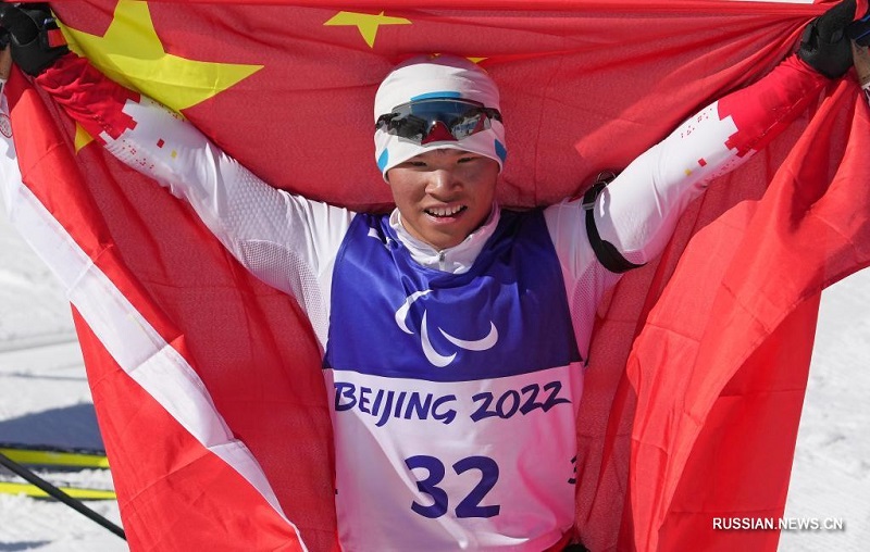 Китайский лыжник Лю Мэнтао выиграл золото в мужском биатлоне на среднюю дистанцию в классе 