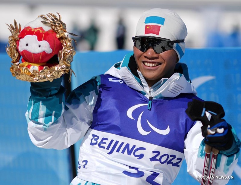 Китайский лыжник Лю Мэнтао выиграл золото в мужском биатлоне на среднюю дистанцию в классе 