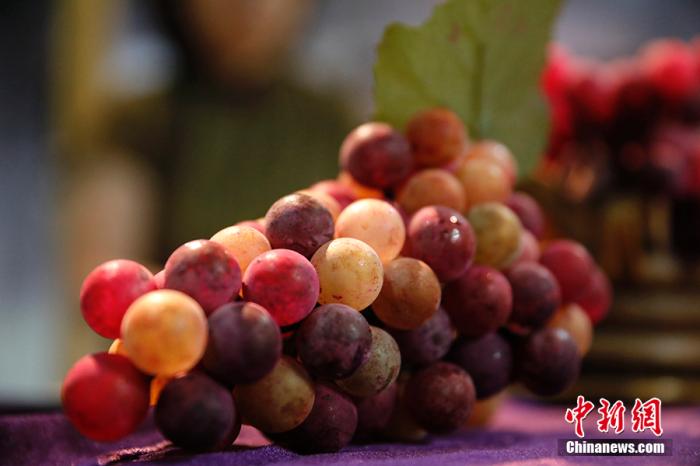 Десятилетняя китаянка изготавливает невероятно реалистичные виноградные грозди из стекла