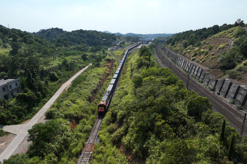Первый грузовой поезд Китай-Европа покинул город Пинсян, направляясь в Москву