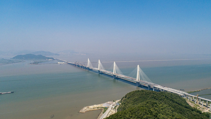 Первый в Китае одноуровневый автомобильно-железнодорожный мост успешно сомкнулся