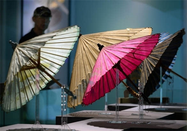 Шелковые зонтики «подготовились» к встрече Азиатских игр