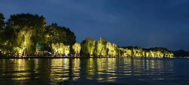 Вечернее озеро Сиху города Ханчжоу