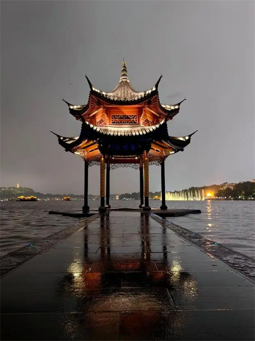 Вечернее озеро Сиху города Ханчжоу