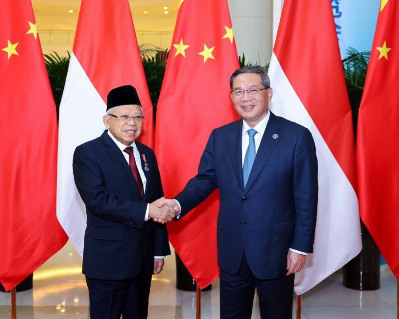 Премьер Госсовета КНР провел встречу с вице-президентом Индонезии
