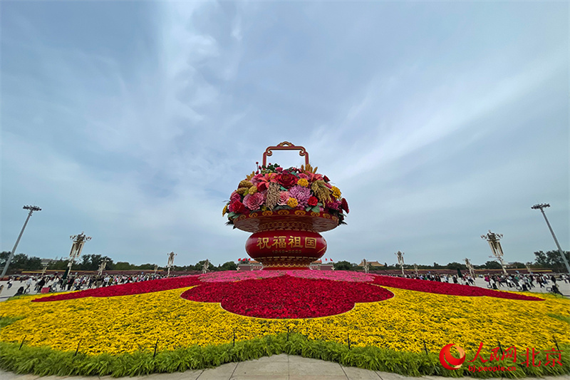 Площадь Тяньаньмэнь украшена гигантской цветочной корзиной ко Дню образования КНР