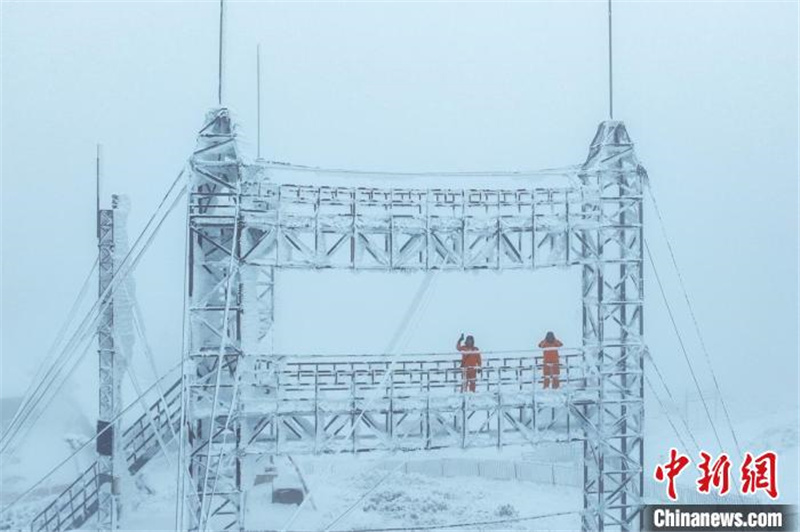Линейные обходчики в провинции Сычуань борются с последствиями снежного циклона