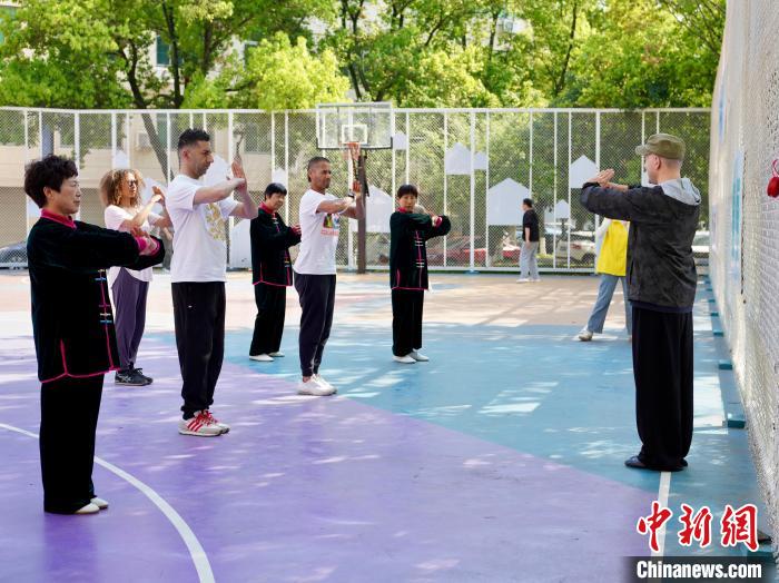 Жители многонационального микрорайона в Иу практикуют китайское кунг-фу