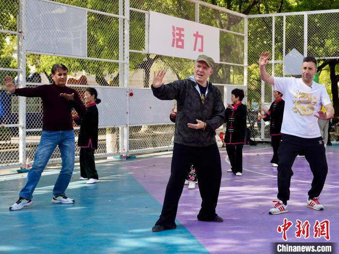 Жители многонационального микрорайона в Иу практикуют китайское кунг-фу