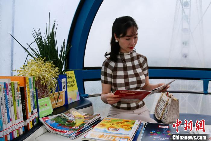 В Чунцине открылась первая библиотека на колесе обозрения