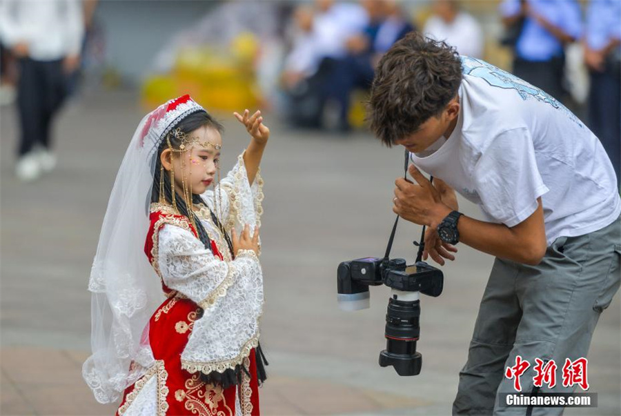 Синьцзян предлагает туристам фотосессии в национальных костюмах