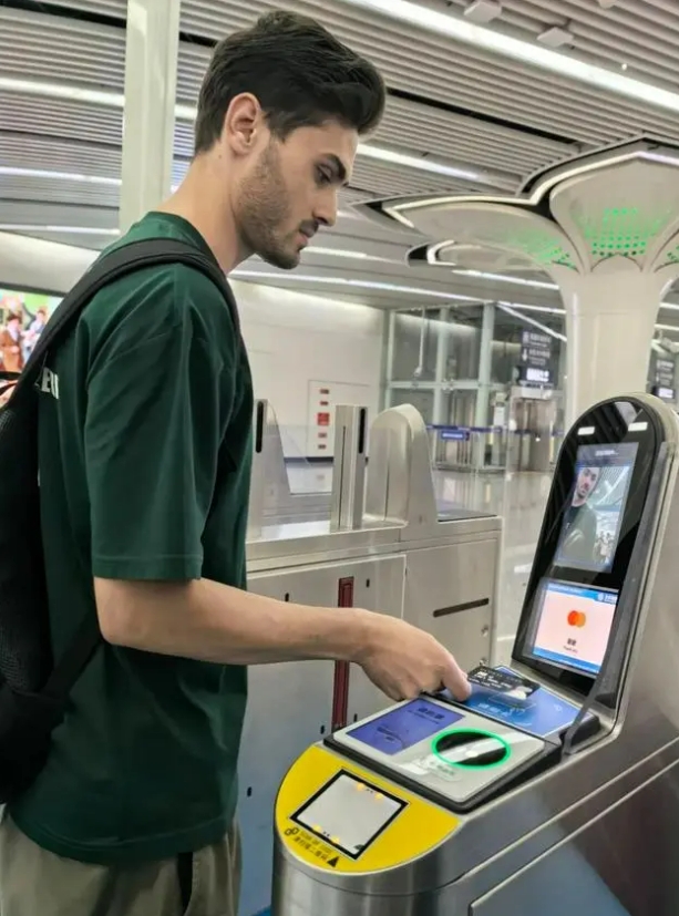 В Пекине начала действовать система оплаты проезда в метро с использованием зарубежных банковских карт