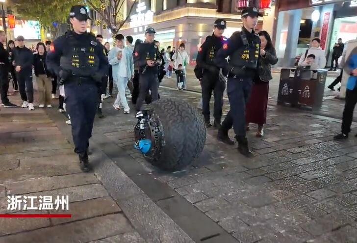 Робот-полицейский в виде колеса появился в центре города Вэньчжоу