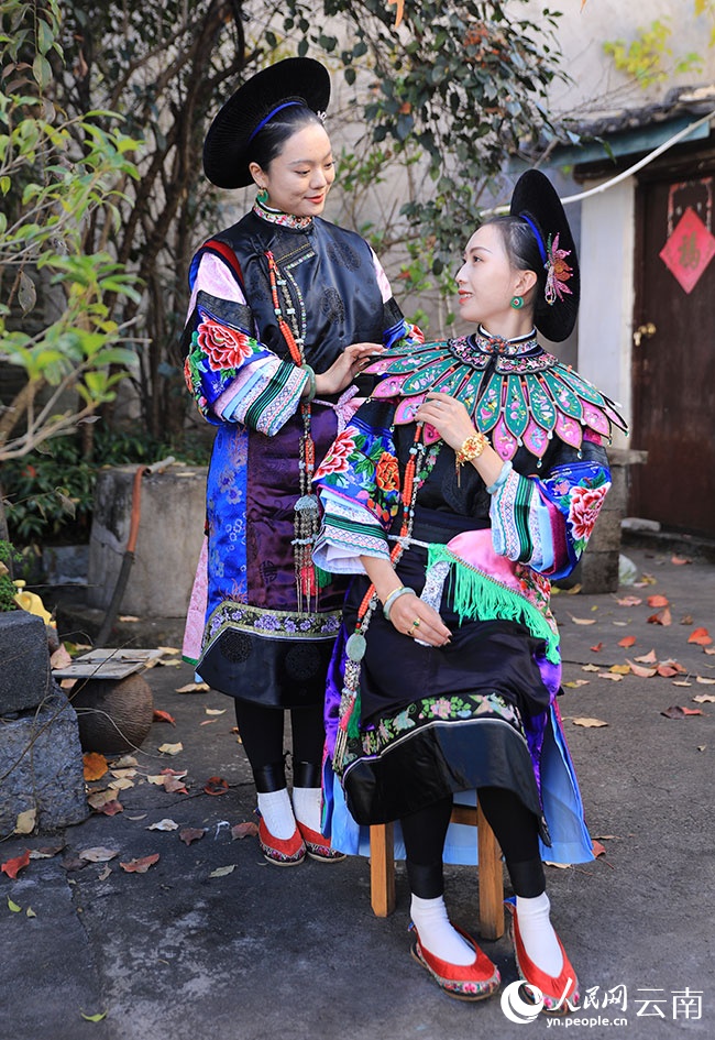 В Юньнане возрождают традиционную вышивку Дяньнань