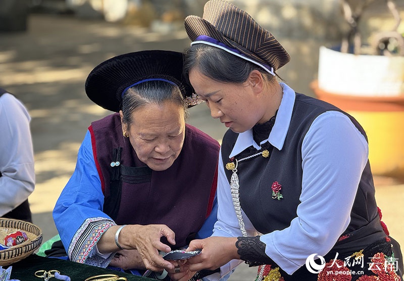В Юньнане возрождают традиционную вышивку Дяньнань