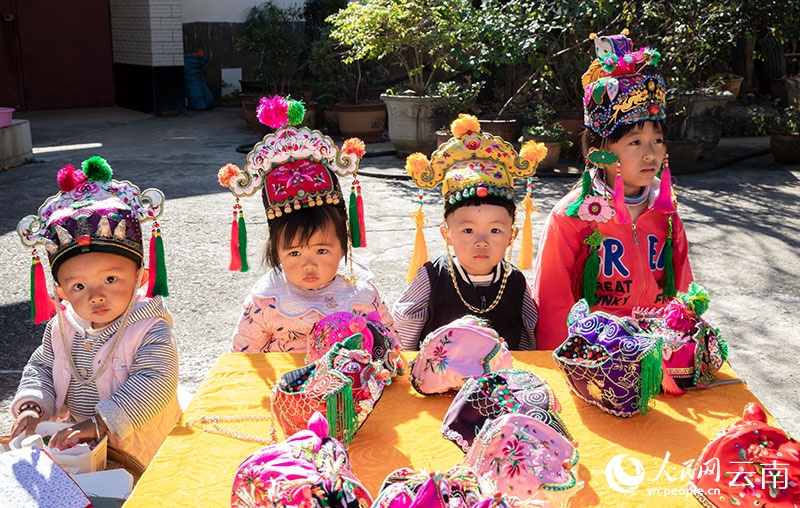 В Юньнане возрождают традиционную вышивку Дяньнань