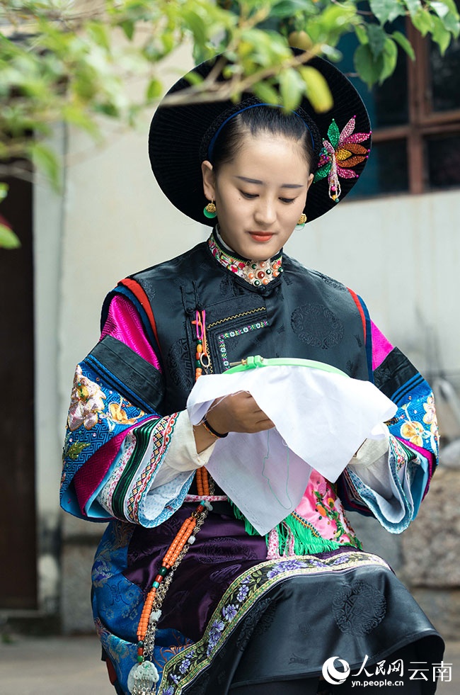 В Юньнане возрождают традиционную вышивку Дяньнань