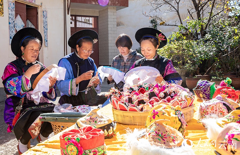 В Юньнане возрождают традиционную вышивку Дяньнань
