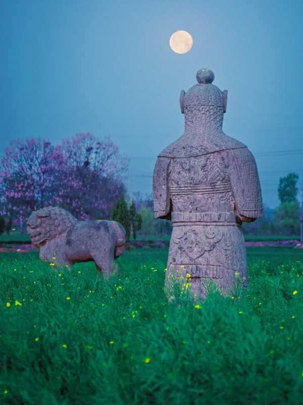 Тысячелетние каменные стражи среди пшеничных полей в Гунъи