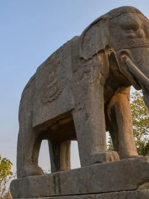 Тысячелетние каменные стражи среди пшеничных полей в Гунъи
