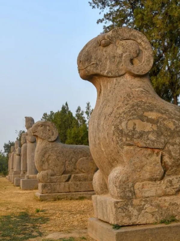 Тысячелетние каменные стражи среди пшеничных полей в Гунъи