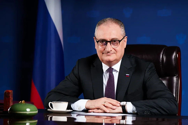 С ноября 2024 года по март 2025 года в Национальном музее Китая в Пекине проходила выставка «Русское застолье – традиционная еда, напитки и искусство сервировки. Из собрания Музеев Московского Кремля». На фото: русский дворцовый фарфор.