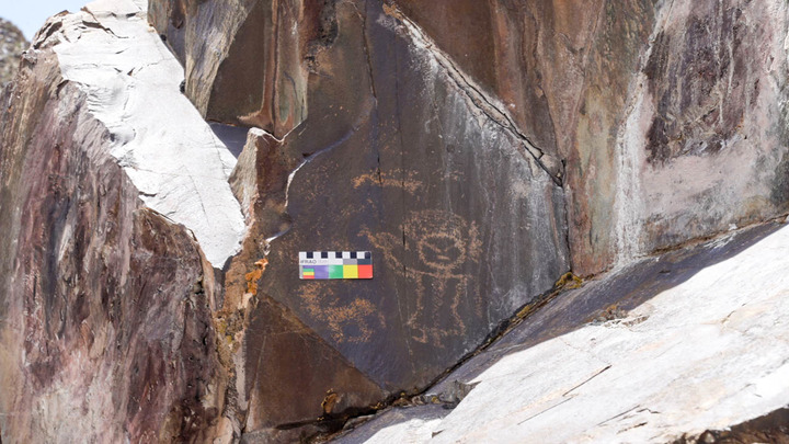 Наскальные рисунки Енюгоу: культурные коды, высеченные на скале