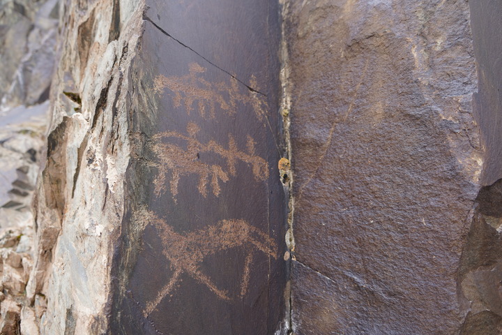 Наскальные рисунки Енюгоу: культурные коды, высеченные на скале