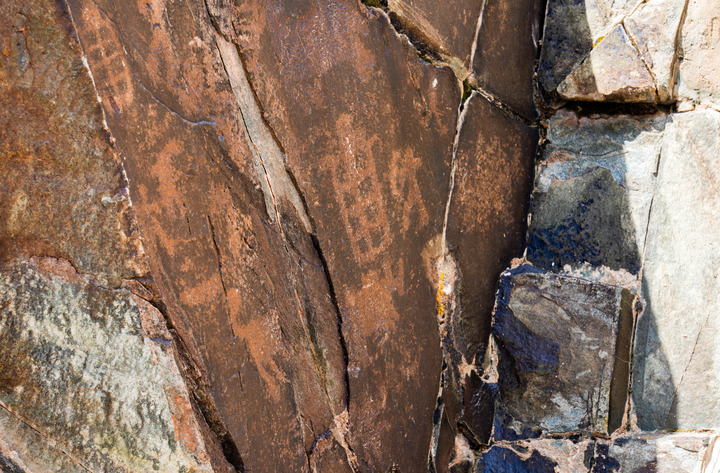 Наскальные рисунки Енюгоу: культурные коды, высеченные на скале