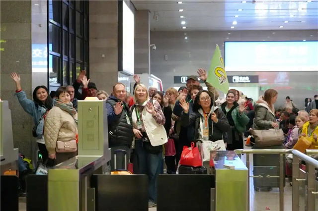 Первый специальный поезд с российскими школьниками и их родителями отправился из Пекина в 